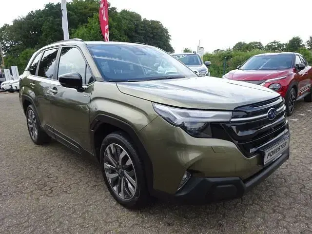 Neu Subaru Forester Platinum 136 PS (100 kW) 2026 Grün SUV