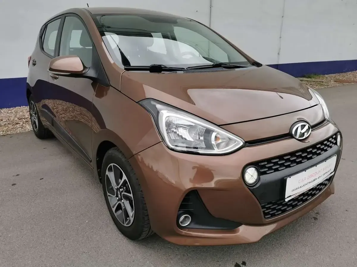 Gebraucht Hyundai i10 87 PS (63 kW) 2017 Cashmere brown / met Kleinwagen