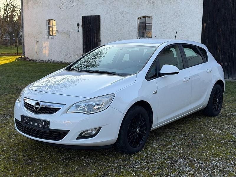 Weiß Gebraucht 2012 Opel Astra Limousine | 3.490 € (Guter Preis) - Bild 1/4
