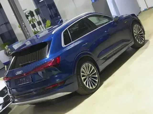 Second-hand Audi e-tron Advanced 230 kW (313 CP) 2022 Albastru SUV