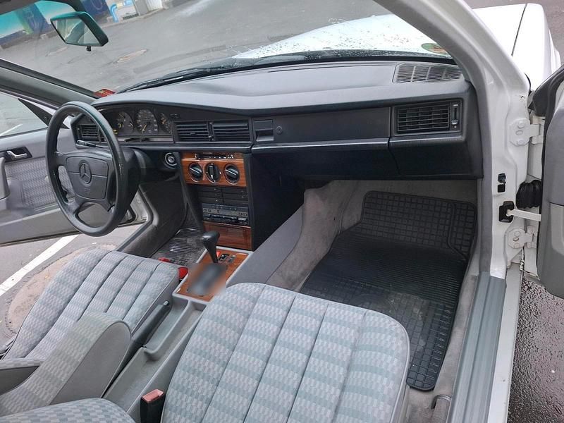 Gebraucht Mercedes 190 120 PS (88 kW) 1992 Weiß Limousine