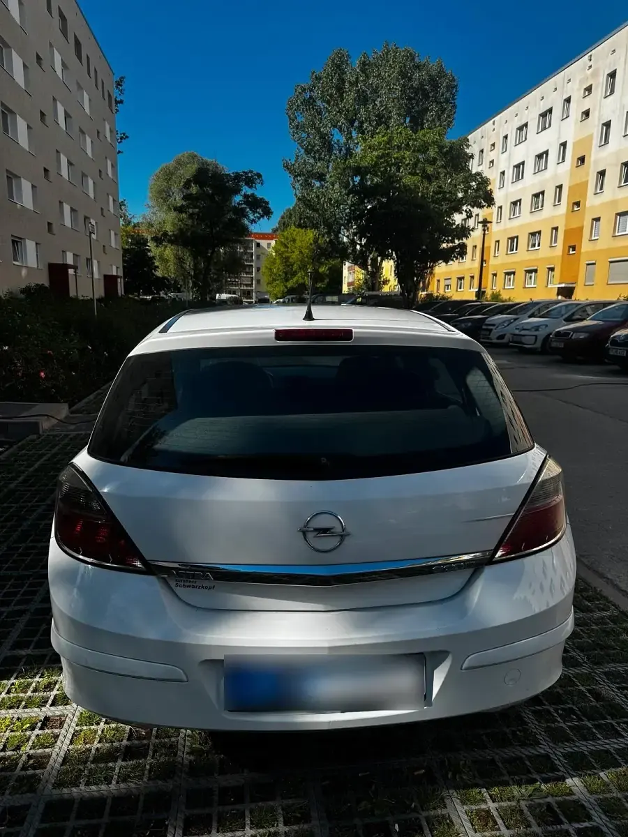 Gebraucht Opel Astra 90 PS (66 kW) 2010 Weiß Limousine