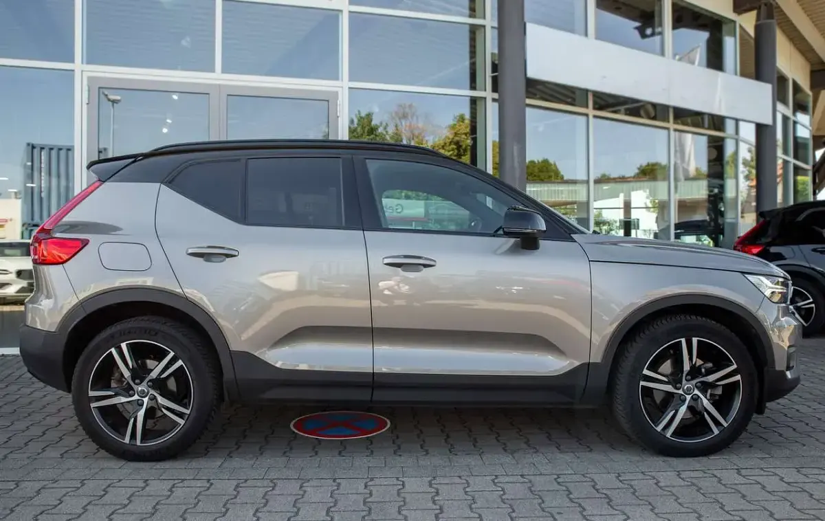 Gebraucht Volvo XC40 R-Design 197 PS (144 kW) 2022 Pebble grey / metallic SUV