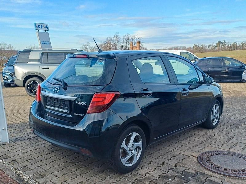 Gebraucht Toyota Yaris Hybrid 101 PS (74 kW) 2015 Schwarz Kleinwagen