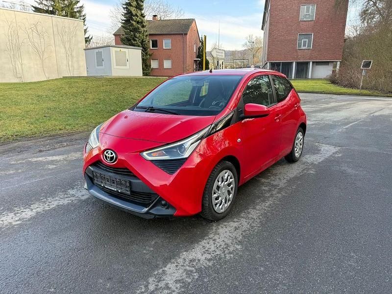 Rot Gebraucht 2021 Toyota Aygo X-play Kleinwagen | 9.790 € (Guter Preis) - Bild 1/4