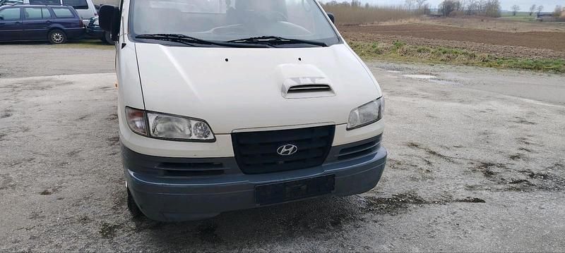 Gebraucht Hyundai H-1 100 PS (73 kW) 2004 Weiß Van / Kleinbus