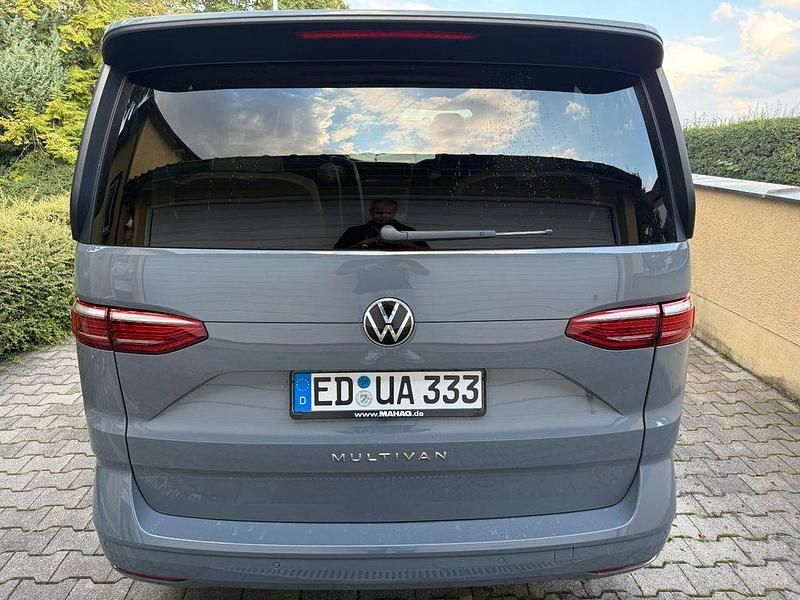 Gebraucht VW Multivan 136 PS (100 kW) 2023 Grau Van
