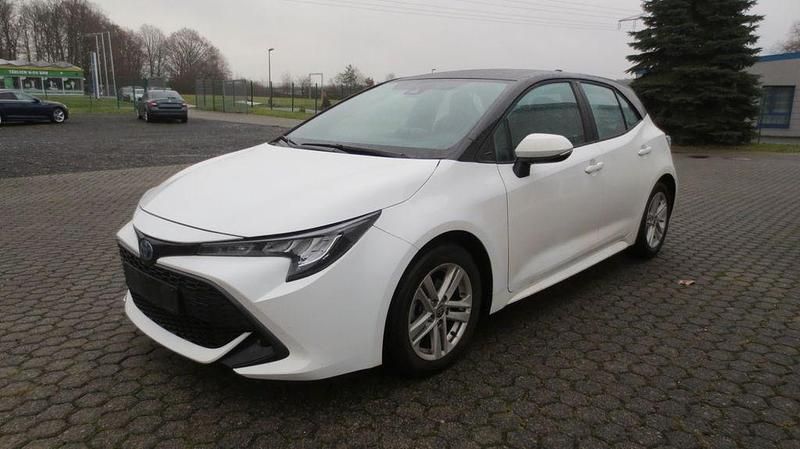 Weiß Gebraucht 2023 Toyota Corolla Comfort Limousine | 20.990 € (Superpreis) - Bild 1/3