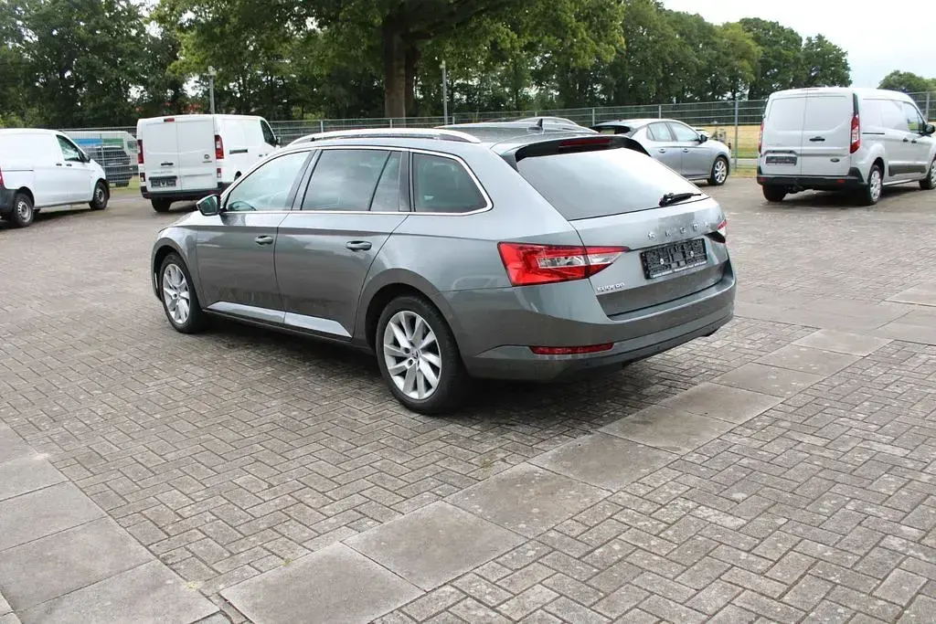Gebraucht Skoda Superb Ambition 150 PS (110 kW) 2022 Grau Kombi