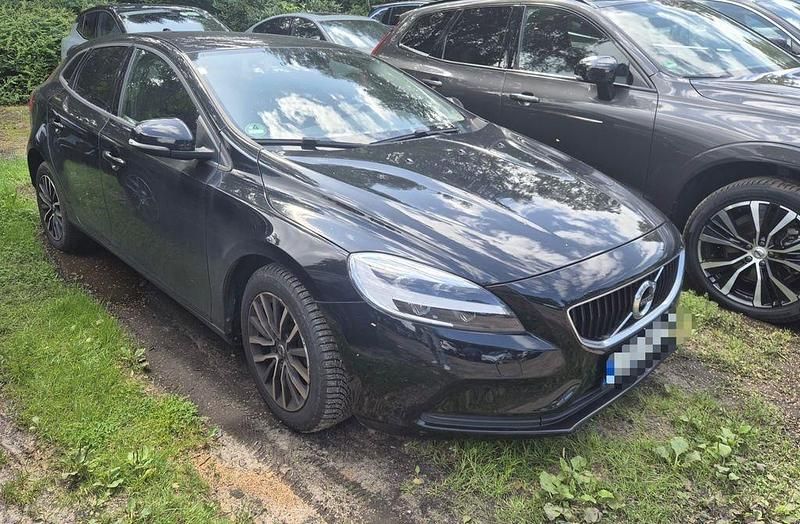 Schwarz Gebraucht 2017 Volvo V40 Momentum Kombi | 11.999 € (Guter Preis) - Bild 1/4