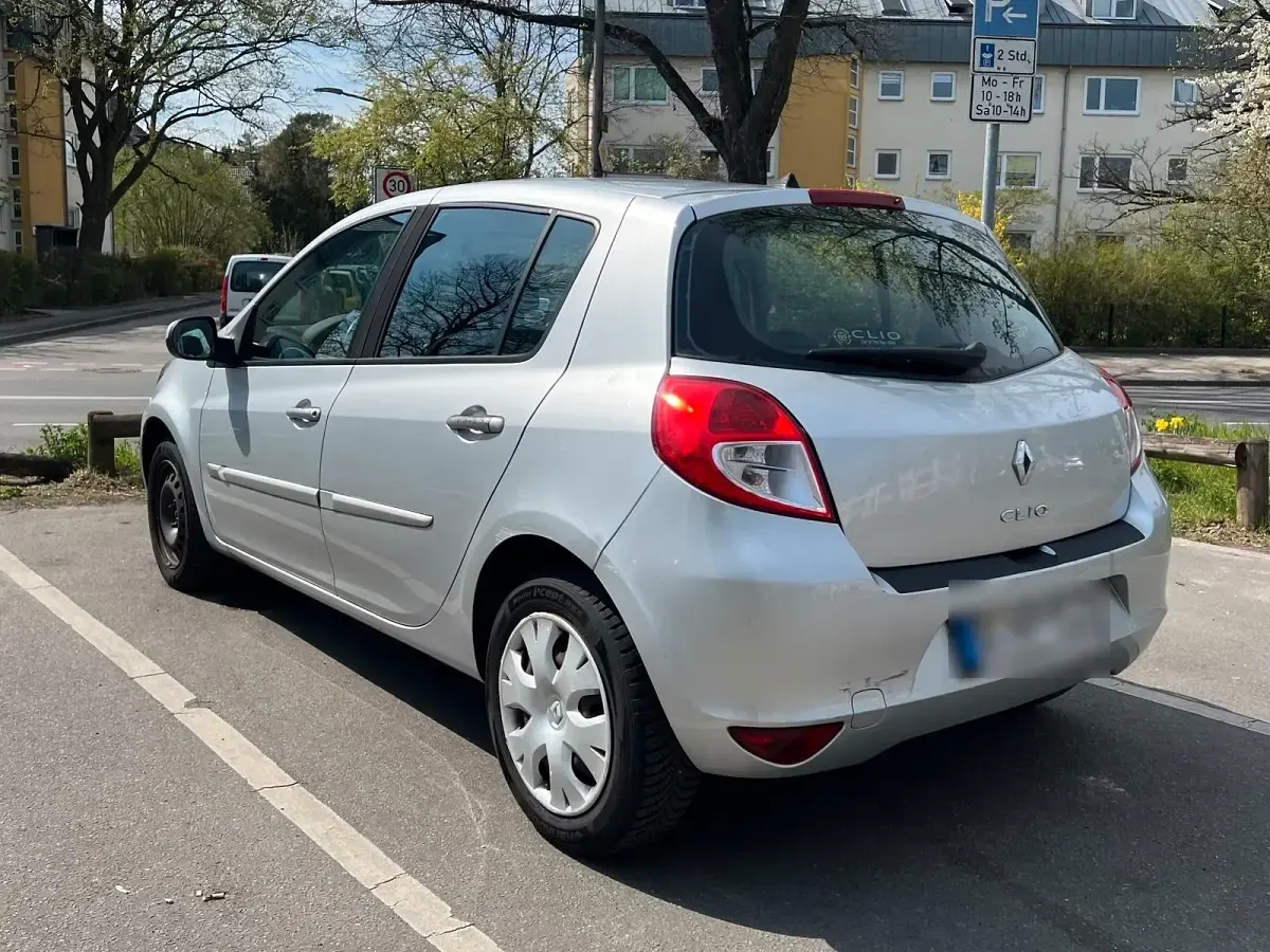 Używany Renault Clio III 75 KM (55 kW) 2009 Srebrny Sedan/Limuzyna