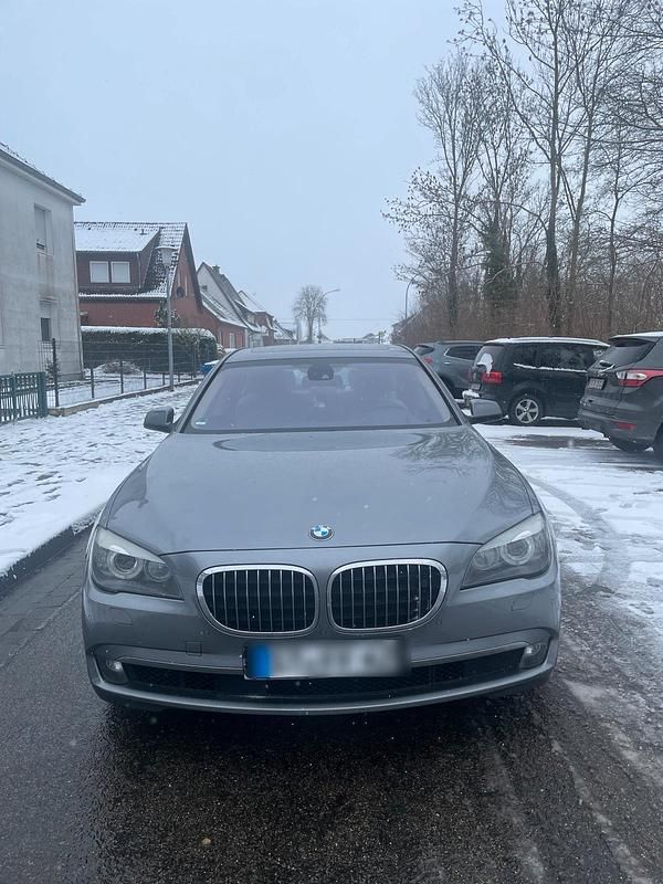 Gebraucht BMW 740 306 PS (225 kW) 2012 Grau Limousine