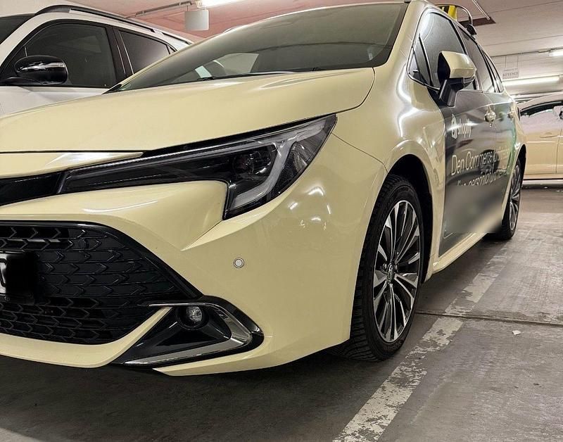 Gebraucht Toyota Corolla Team 122 PS (89 kW) 2023 Weiß Kombi