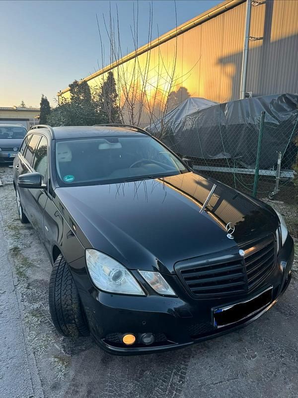 Schwarz Gebraucht 2010 Mercedes E250 Limousine | 8.500 € (Teuer) - Bild 1/4