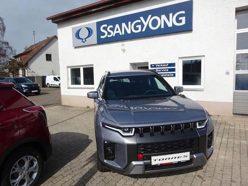 Grau Neu 2025 Ssangyong Torres Quartz SUV | 34.490 € - Bild 1/4