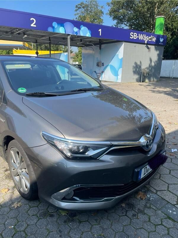 Braun Gebraucht 2018 Toyota Auris Hybrid Kleinwagen | 12.000 € (Guter Preis) - Bild 1/4