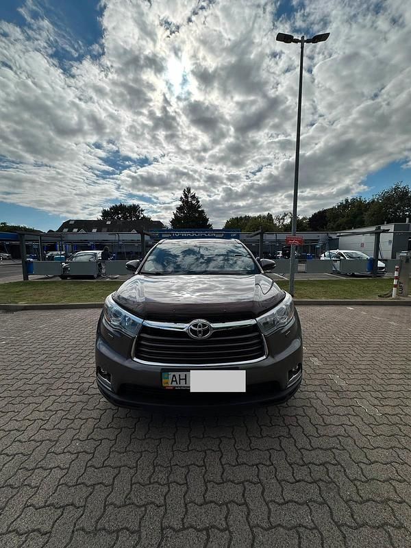 Grau Gebraucht 2014 Toyota Highlander SUV | 29.999 € - Bild 1/4