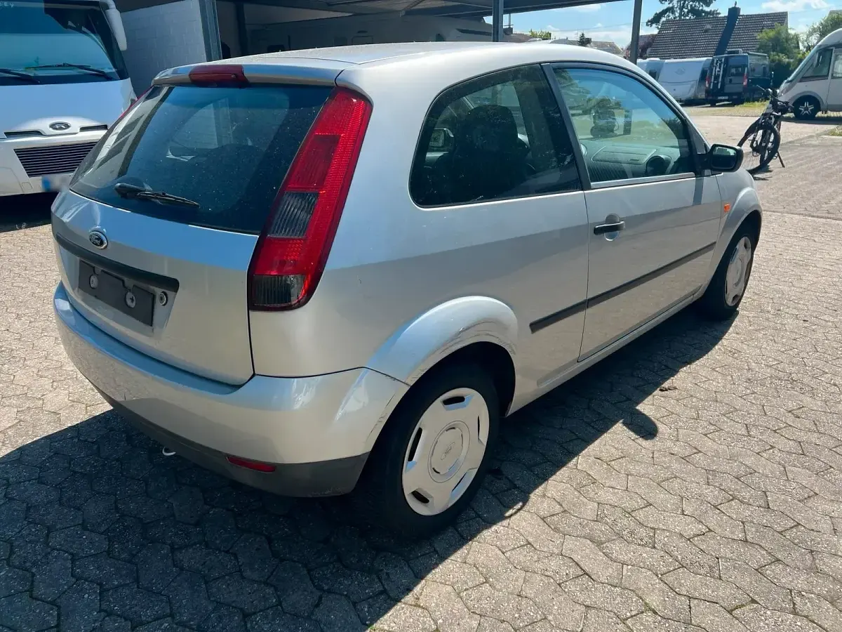 Gebraucht Ford Fiesta 60 PS (44 kW) 2004 Silber Kleinwagen