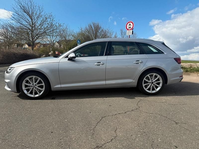 Używany Audi A4 150 KM (110 kW) 2019 Srebrny Kombi