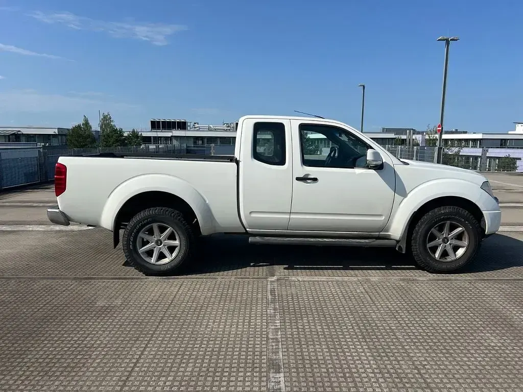 Gebraucht Nissan Navara SE 171 PS (125 kW) 2009 Weiß Pickup