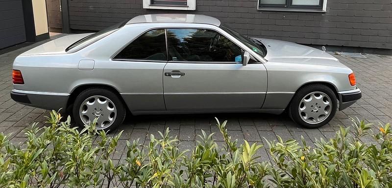 Gebraucht Mercedes 220 150 PS (110 kW) 1993 Silber Coupé