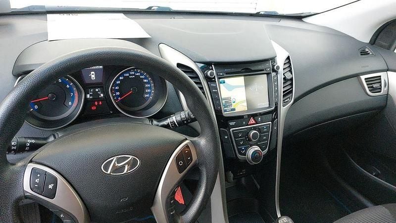 Gebraucht Hyundai i30 Trend 101 PS (74 kW) 2016 Weiß Limousine