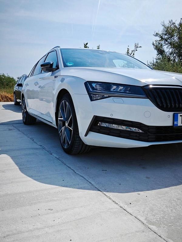 Weiß Gebraucht 2020 Skoda Superb SportLine Kombi | 19.500 € (Superpreis) - Bild 1/4