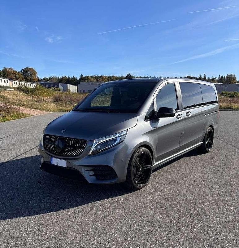 Grau Gebraucht 2020 Mercedes V300 AMG Van / Kleinbus | 57.000 € (Etwas zu teuer) - Bild 1/4