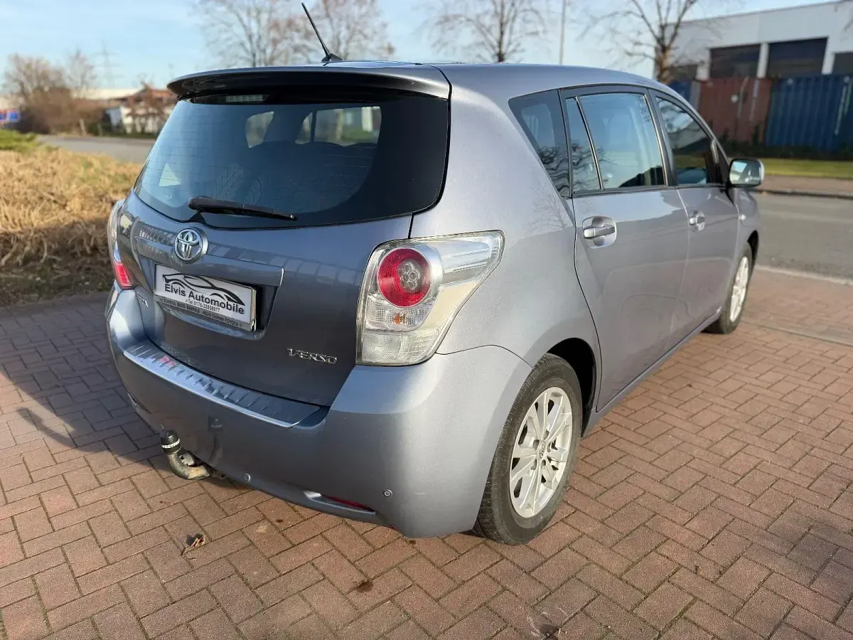 Gebraucht Toyota Verso Edition 147 PS (108 kW) 2011 Blau Van / Kleinbus
