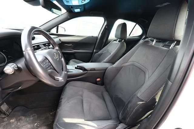 Gebraucht Lexus UX Launch Edition 184 PS (135 kW) 2019 Sonic white sonic white SUV