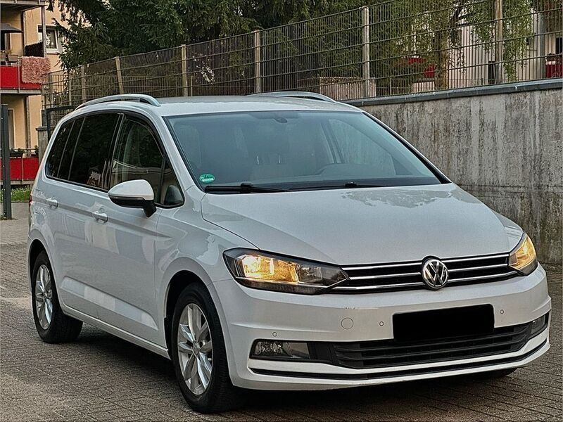 Weiß Gebraucht 2016 VW Touran Comfortline Van / Kleinbus | 14.690 € (Guter Preis) - Bild 1/4