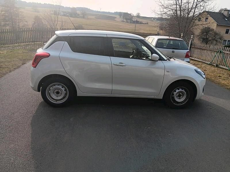 Gebraucht Suzuki Swift 82 PS (60 kW) 2022 Weiß Kleinwagen