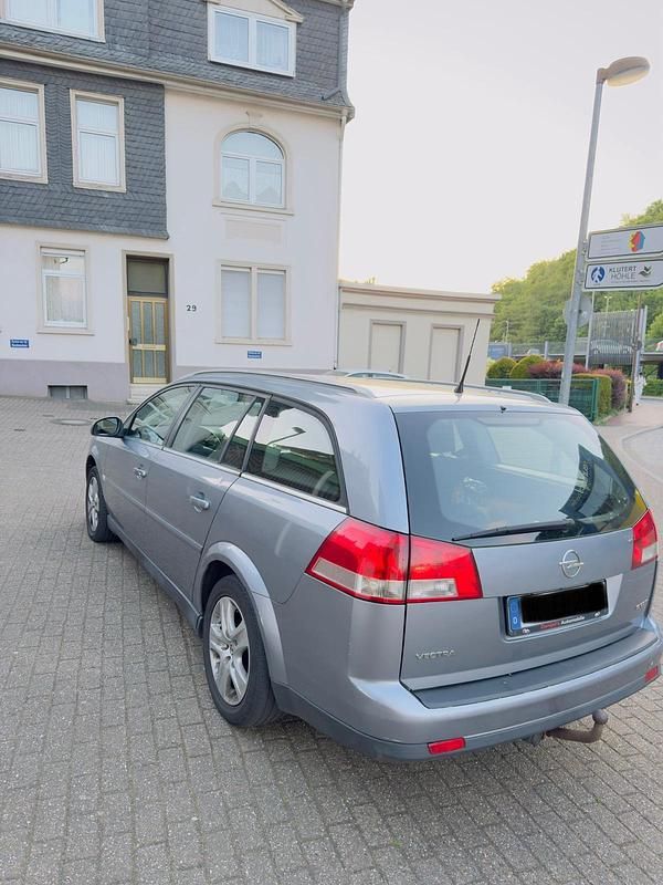Grau Gebraucht 2006 Opel Vectra Kombi | 700 € (Guter Preis) - Bild 1/4