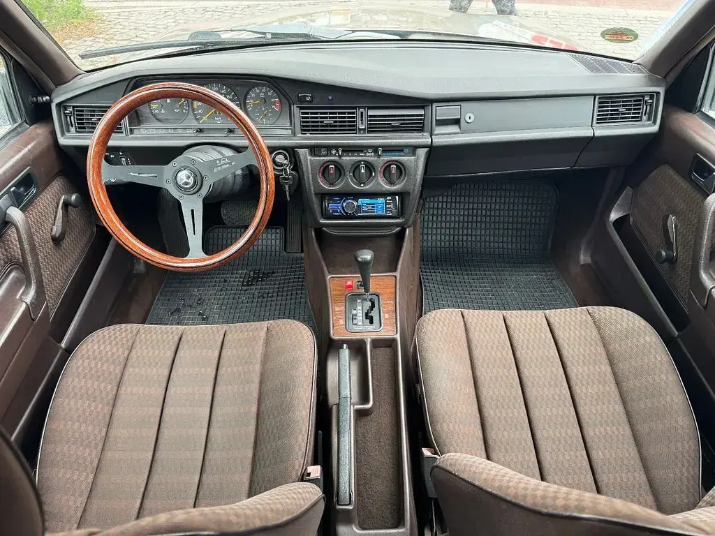 Gebraucht Mercedes 190 118 PS (86 kW) 1990 Silber Limousine