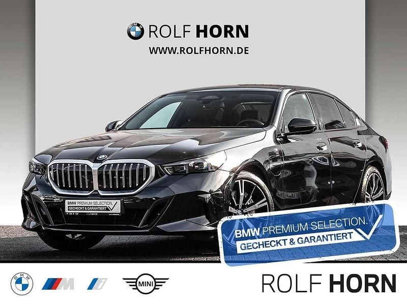 Saphirschwarz metallic Gebraucht 2024 BMW 550e M Sport Limousine | 73.930 € (Guter Preis) - Bild 1/4