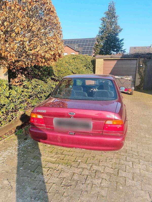 Gebraucht Ford Escort Ghia 75 PS (55 kW) 1996 Rot Limousine