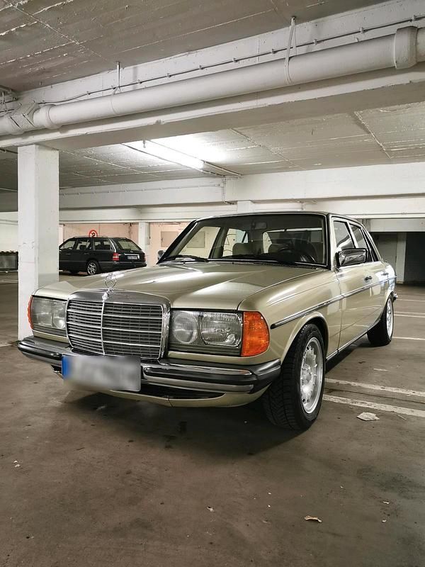 Gebraucht Mercedes E230 136 PS (100 kW) 1982 Grün Limousine