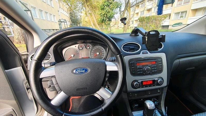Grau Gebraucht 2007 Ford Focus Limousine | 1.600 € (Guter Preis) - Bild 1/4