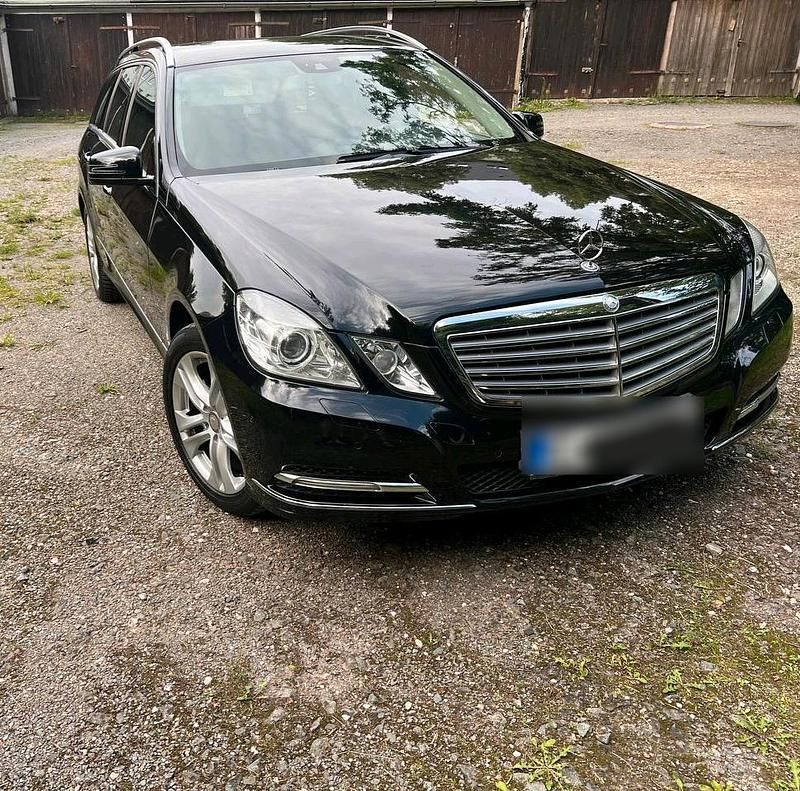 Schwarz Gebraucht 2012 Mercedes E200 Elegance Kombi | 7.700 € (Superpreis) - Bild 1/4