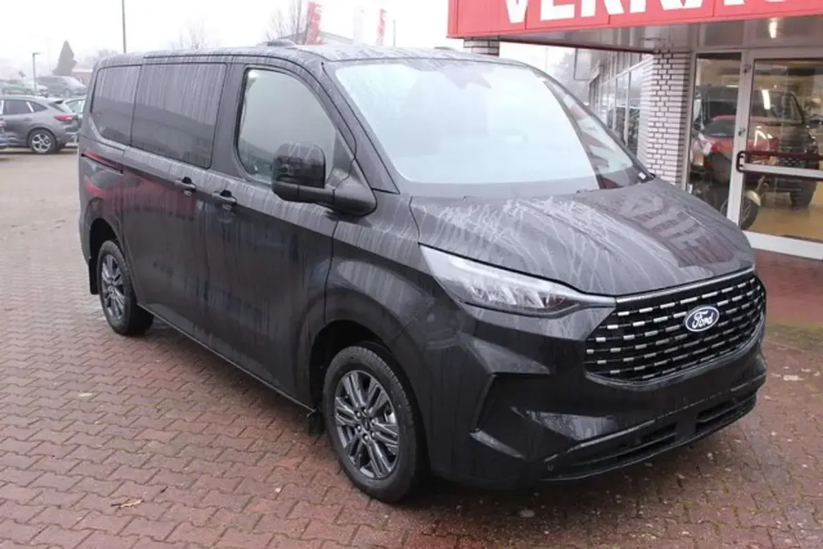 Gebraucht Ford Tourneo Custom Titanium 150 PS (110 kW) 2025 Schwarz Van
