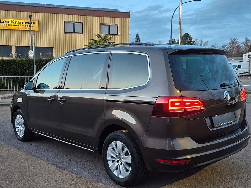 Gebraucht VW Sharan 150 PS (110 kW) 2020 Braun Van / Kleinbus