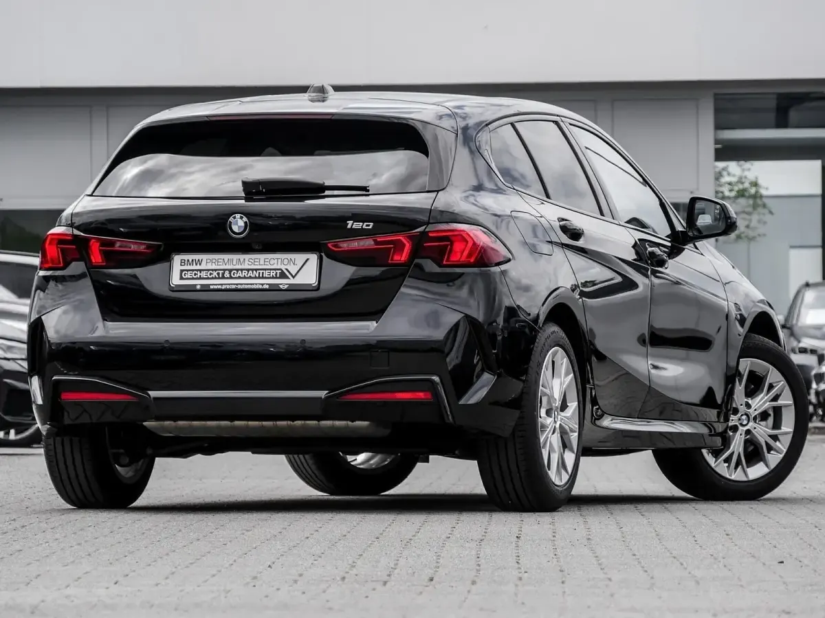Gebraucht BMW 120 Efficient Dynamics 170 PS (125 kW) 2025 Black sapphire metallic Kleinwagen