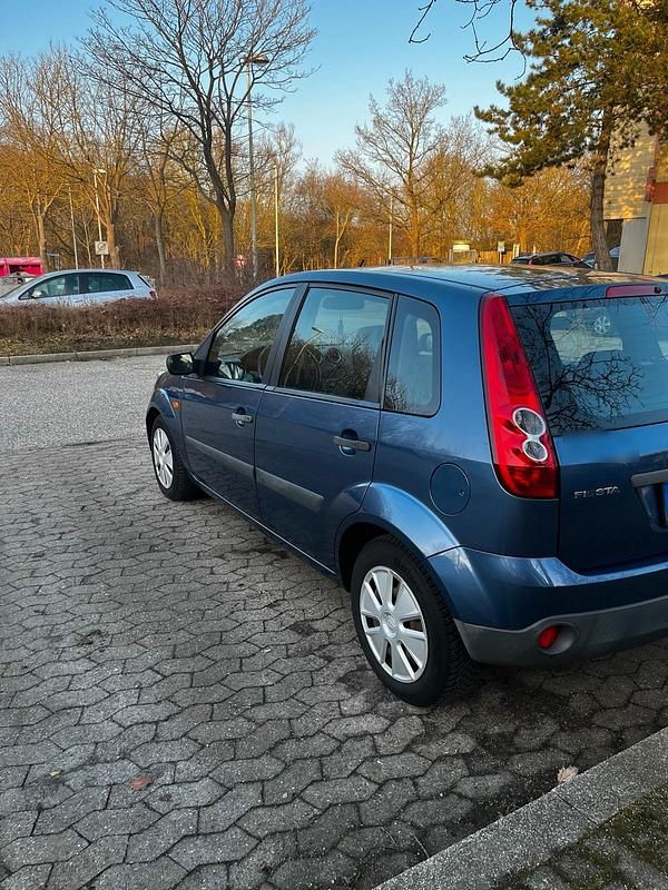 Gebraucht Ford Fiesta 59 PS (43 kW) 2006 Blau Kleinwagen