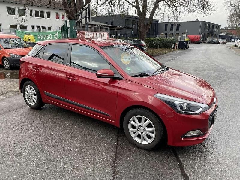 Gebraucht Hyundai i20 Passion 84 PS (61 kW) 2016 Red passion / mic Kleinwagen