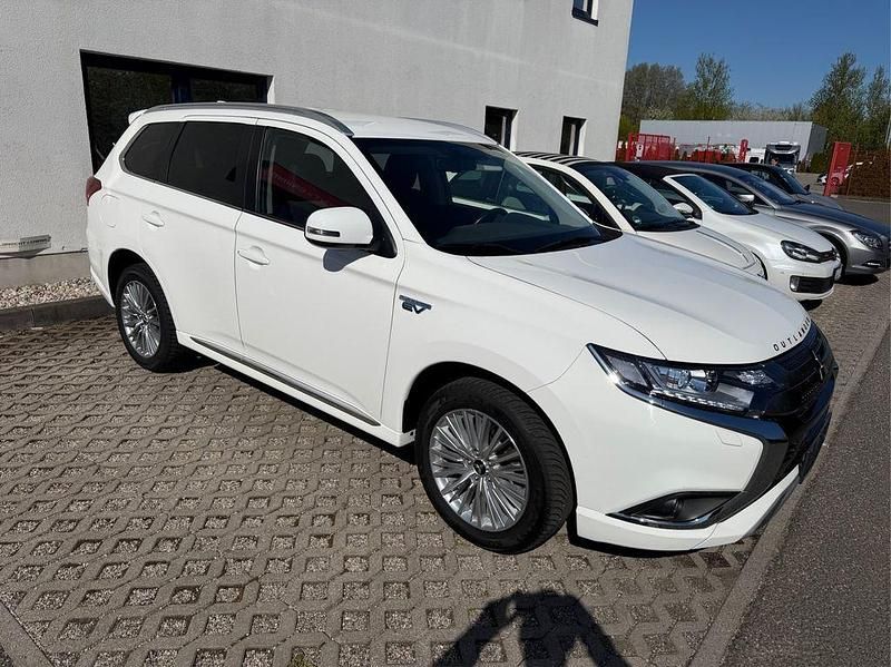 Gebraucht Mitsubishi Outlander P-HEV Basis 135 PS (99 kW) 2021 Andenweiss (s) SUV