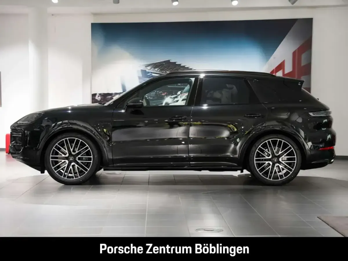 Neu Porsche Cayenne Turbo E-Hybrid 740 PS (544 kW) 2026 Schwarz SUV