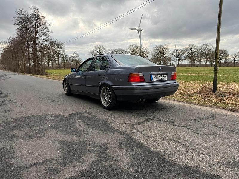 Gebraucht BMW 318 115 PS (84 kW) 1997 Blau Limousine