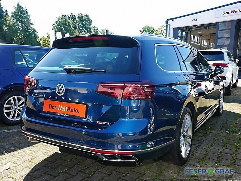 Gebraucht VW Passat Elegance 239 PS (175 kW) 2020 Aquamarinblau metallic Kombi