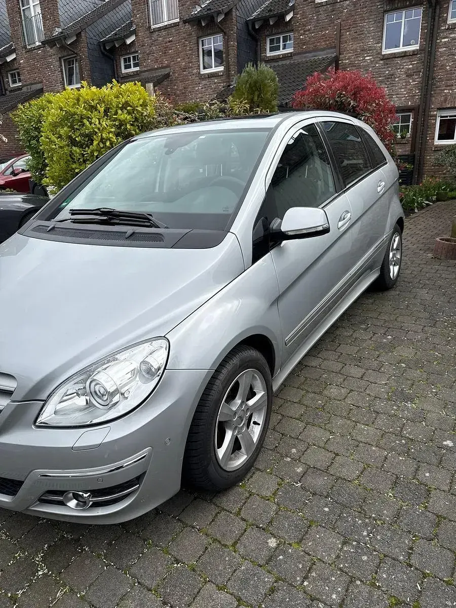 Gebraucht Mercedes B200 136 PS (100 kW) 2009 Silber Van / Kleinbus