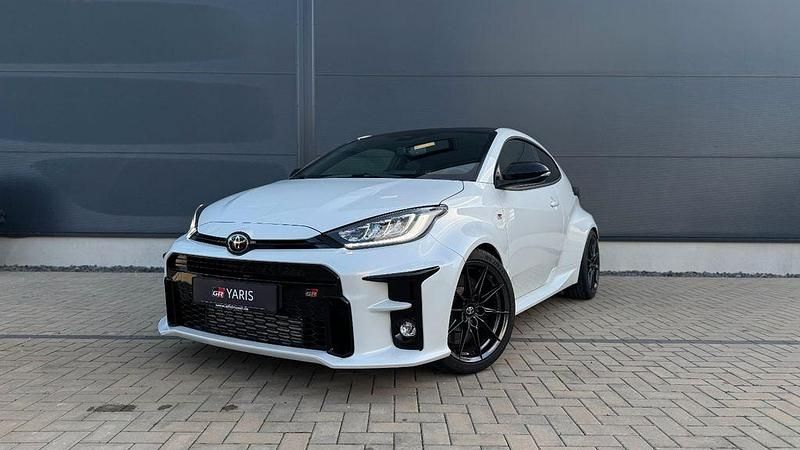 Weiß Gebraucht 2024 Toyota Yaris Limousine | 39.960 € (Guter Preis) - Bild 1/4